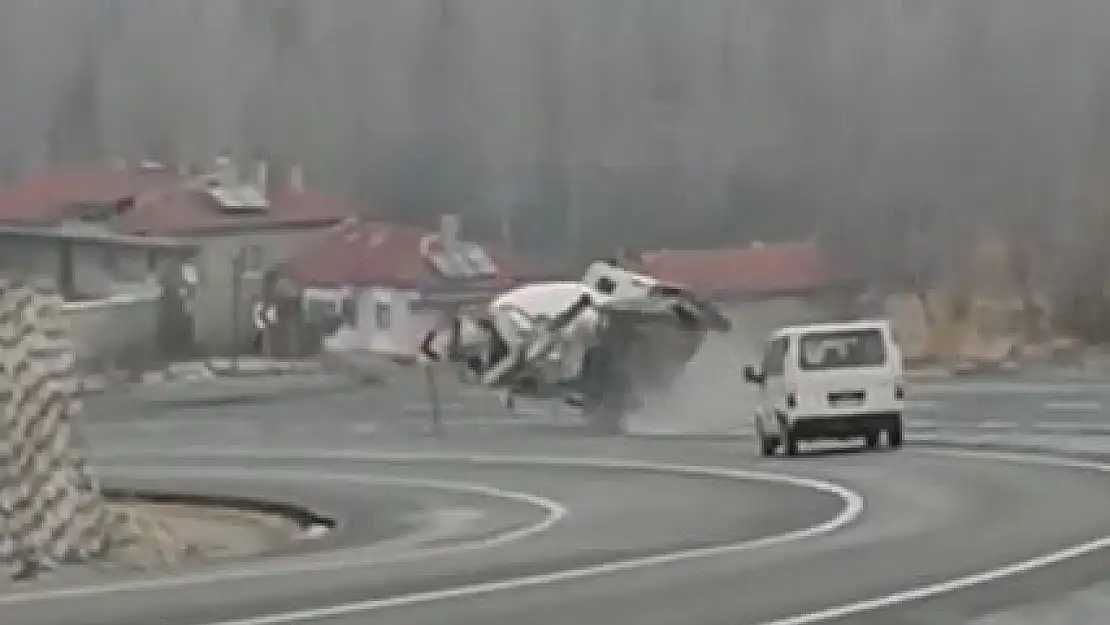 Freni boşalan beton mikserinin devrilme anı kamerada