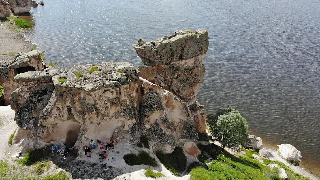 Frig Vadisi'nin gözdesi 'Emre Gölü' bu yıl da turistlerin ilgi odağı