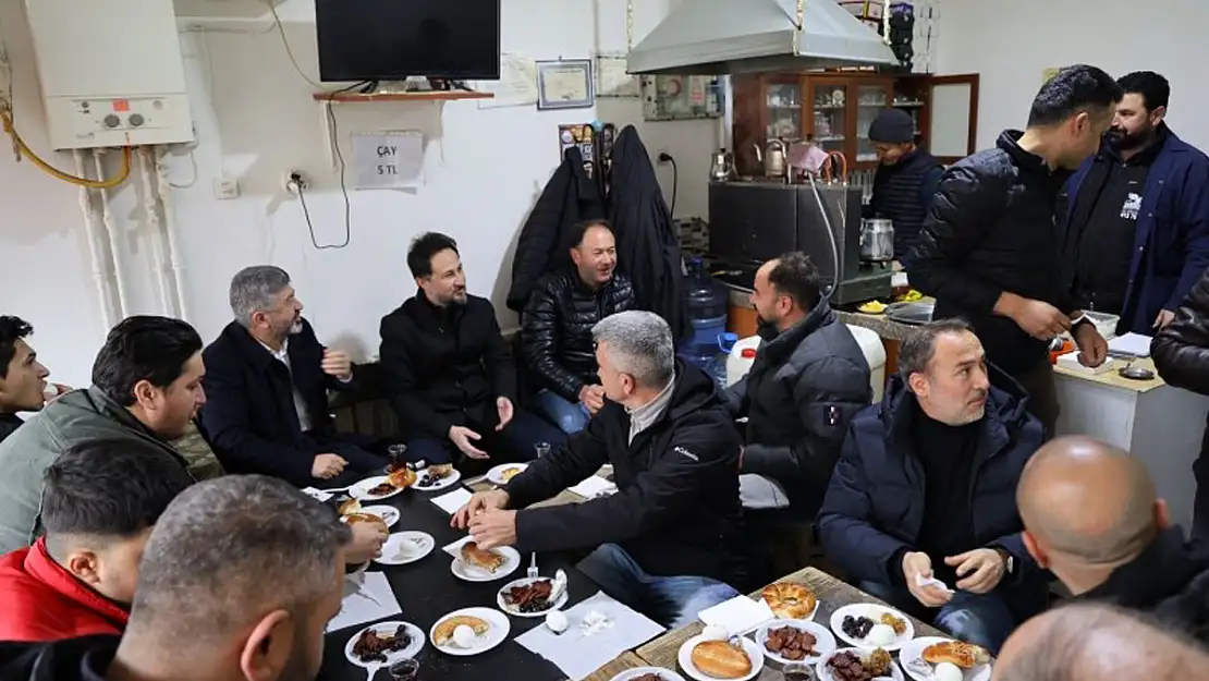 Gediz'de esnaflarla çay simit sohbetleri devam ediyor