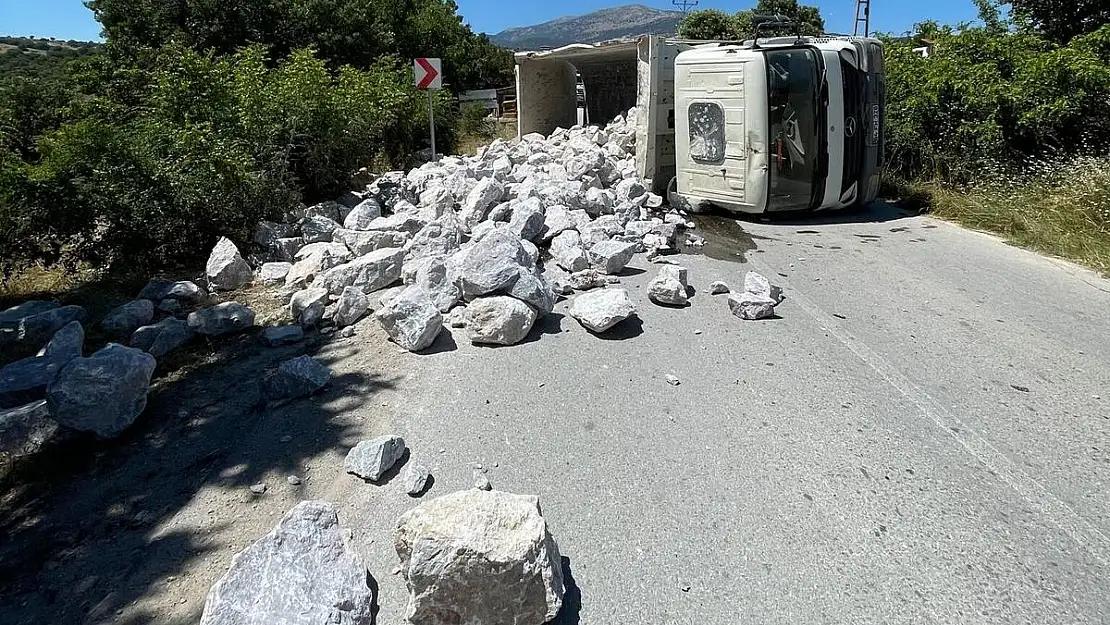 Gediz'de taş yüklü kamyon kaza yaptı, 1 yaralı