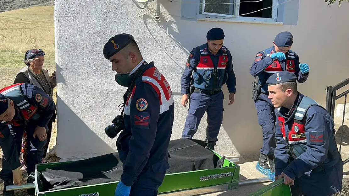 Genç kız eve gidince şok yaşadı. Babasının cesedini buldu