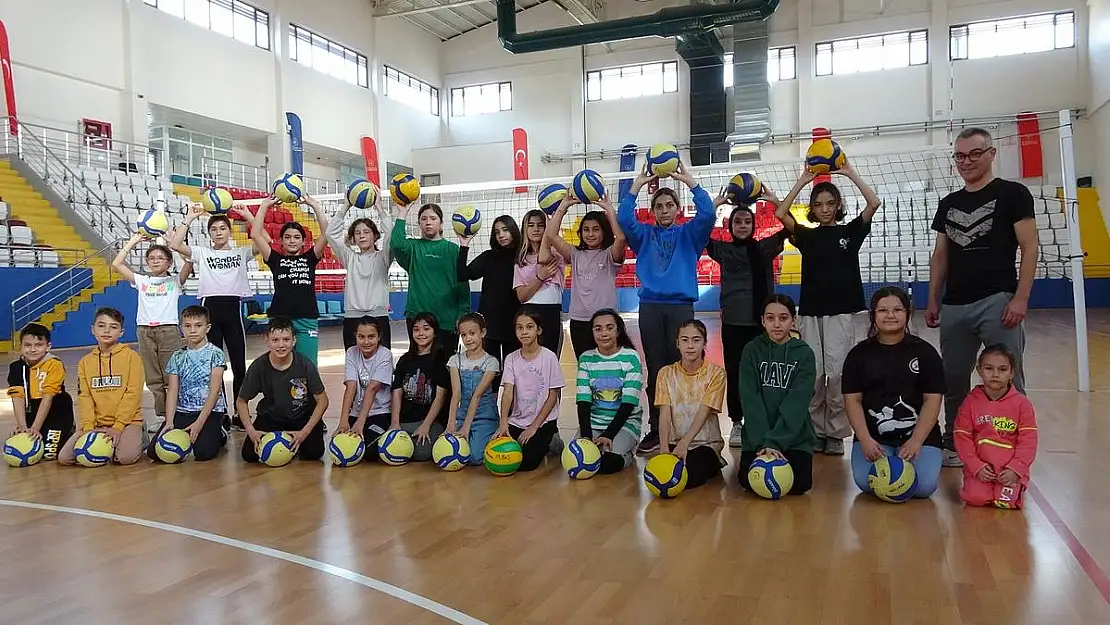 Gençler Voleybol İle Spora Katılıyor