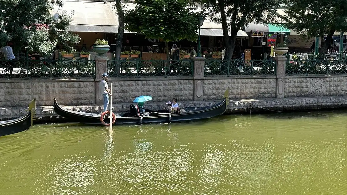 Gondol turu yaparken şemsiye açtı