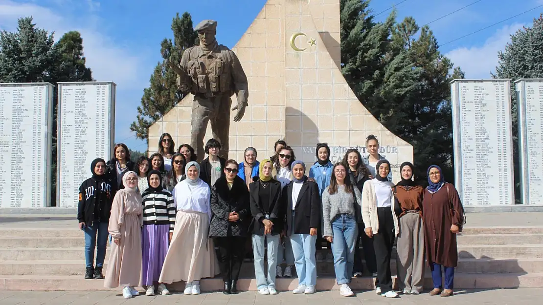 Gönüllü Gençler Cumhuriyet Şehitliğini Temizledi