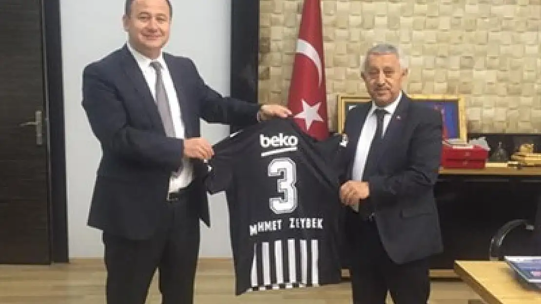 Günçar'dan Zeybek'e Beşiktaş forması – Kocatepe Gazetesi