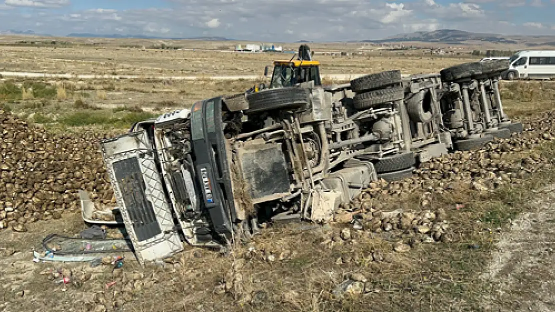 Hafriyat kamyonu şeker pancarı taşıyan tıra çarptı: 3 yaralı