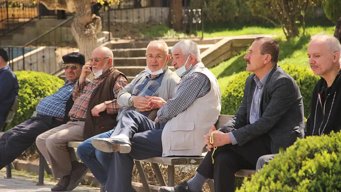 Havalar ısınınca Afyonlular kendini parklara attı