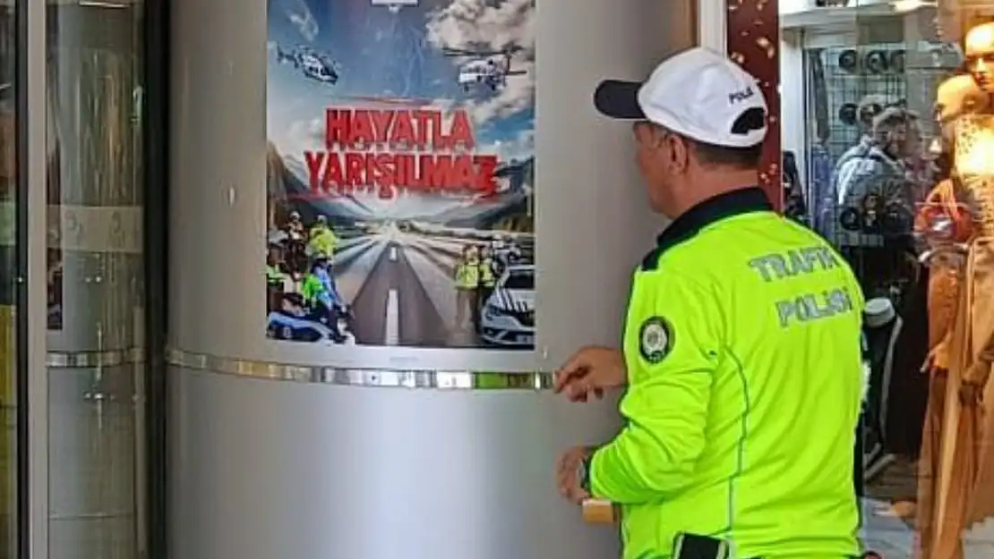 'Hayatla Yarışılmaz' Afişleri İle Trafik Güvenliğine Dikkat Çekildi