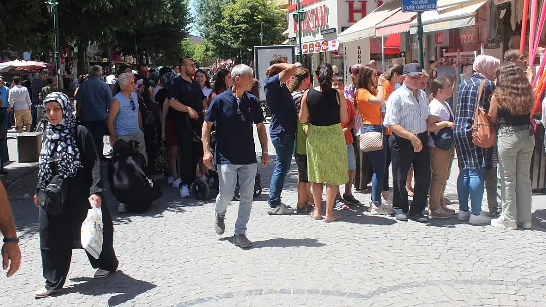 Hediye çekilişine katılmak için uzun kuyruk oluşturdular