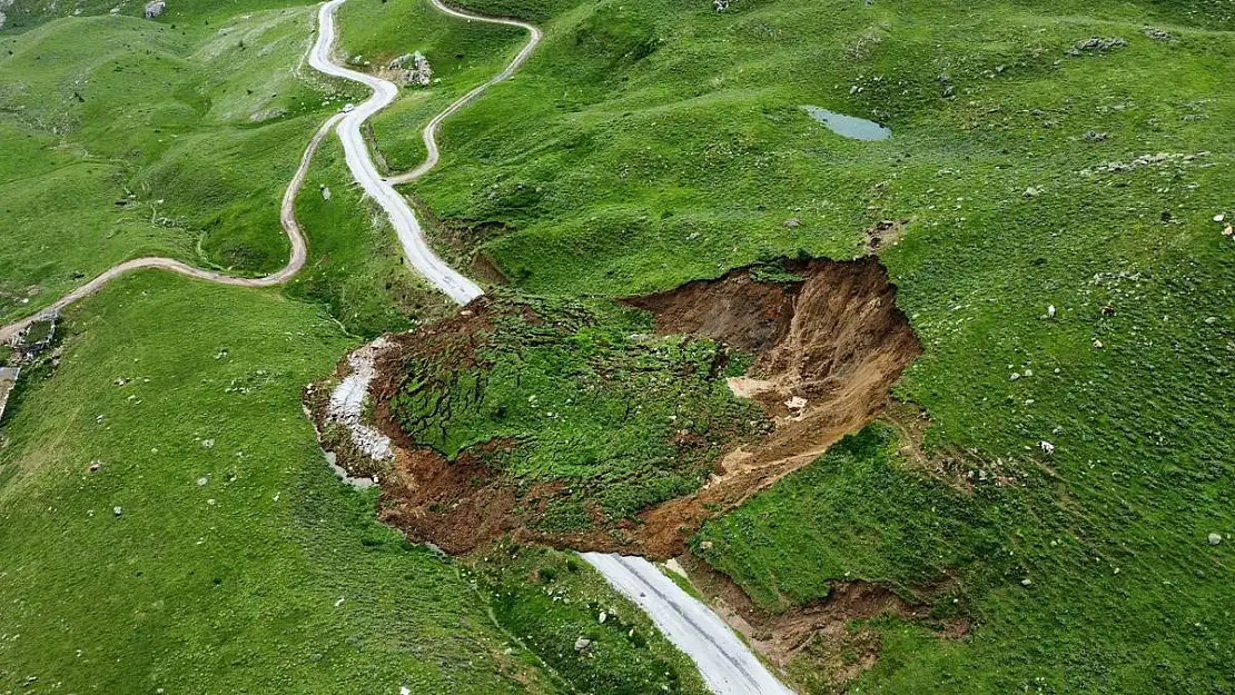 Heyelana bağlı yayla yolu çöktü