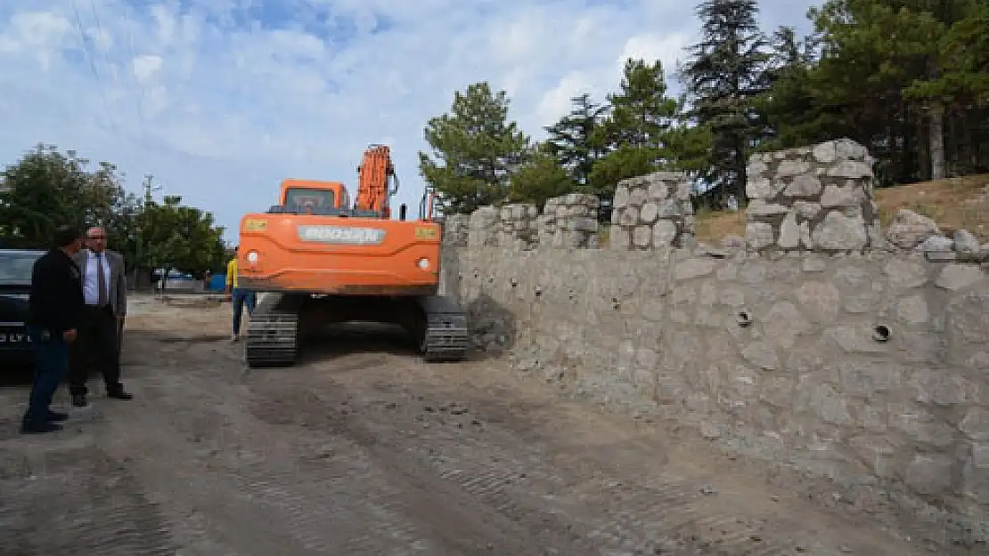 Hisar Mahallesi'nde istinat duvarı hızla yükseliyor