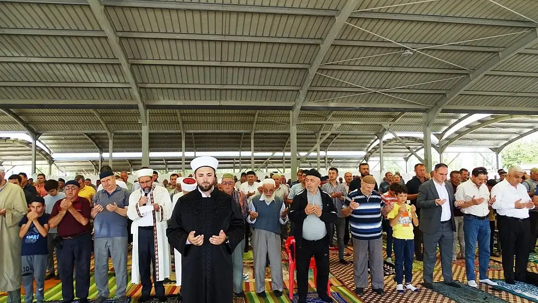 Hisarcık'ta halk şükür duasına çıktı