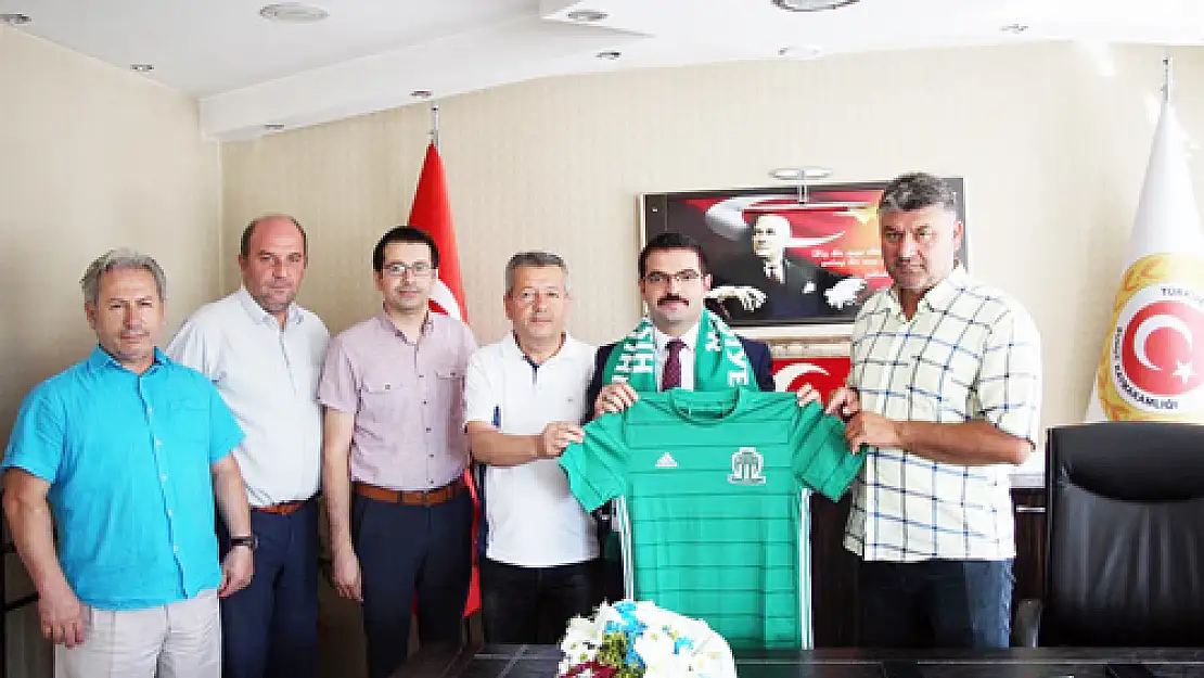 Hisarspor'dan Kaymakam'a forma hediye