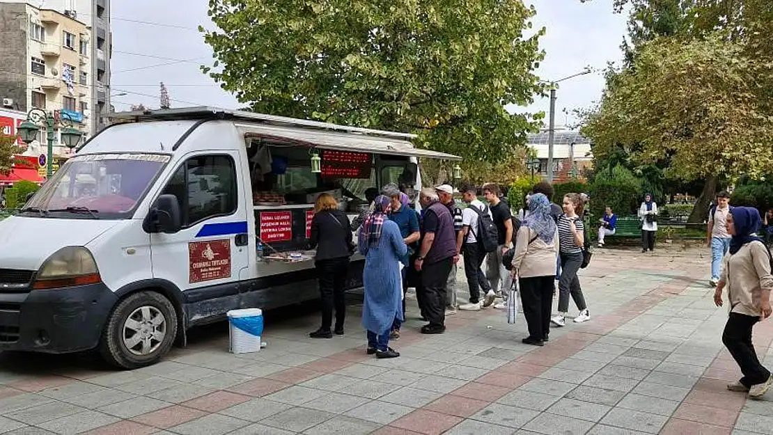 İkbal Uzuner Ve Ayşenur Halil Hayrına Lokma Dağıtıldı