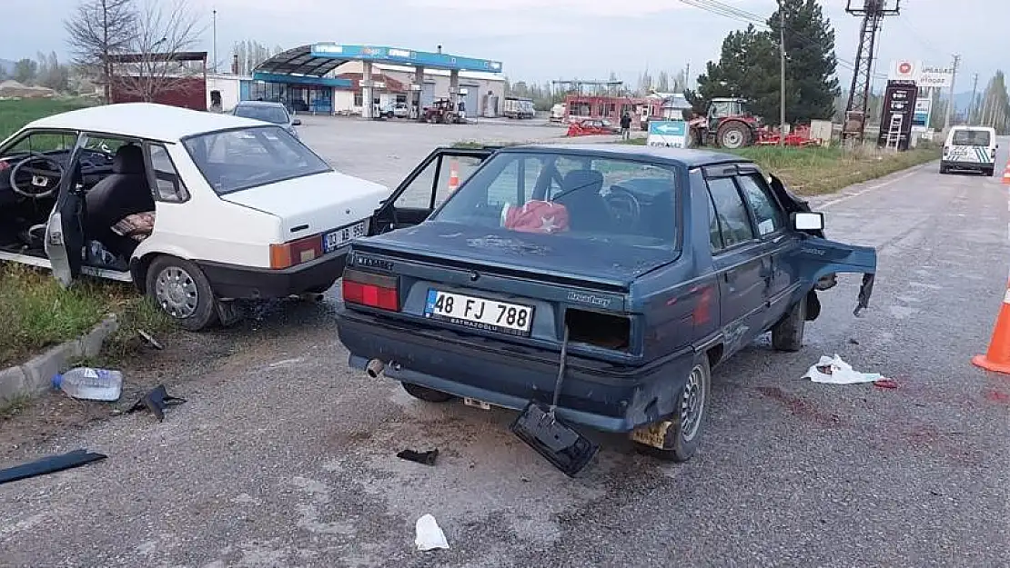 İki aracın çarpıştığı kaza kameralara yakalandı