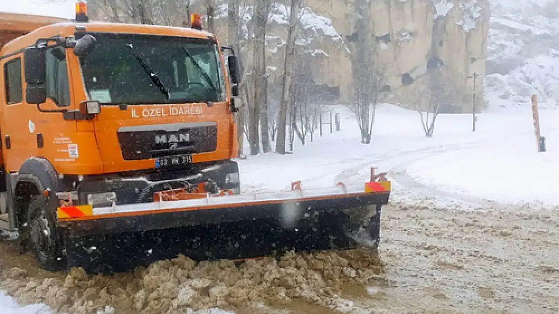 İl Özel İdaresi ekipleri karla mücadele ediyor