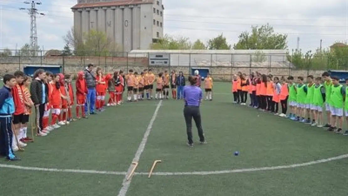 İlk defa çim hokeyi takımları kuruldu