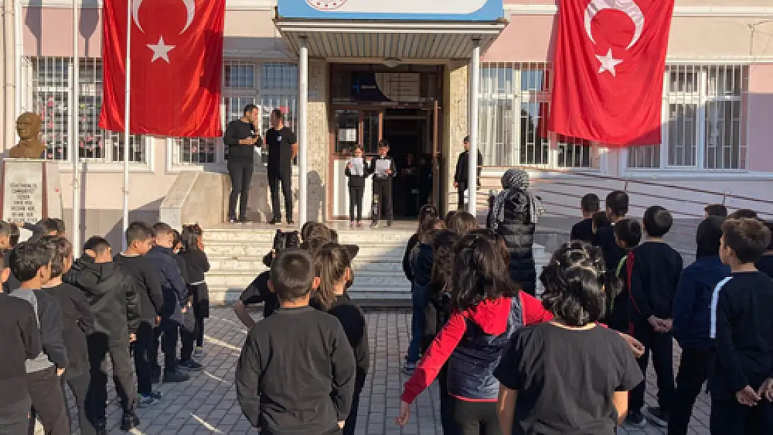 İlkokul Öğrencileri Atatürk'ü Marşlarla Yad Etti