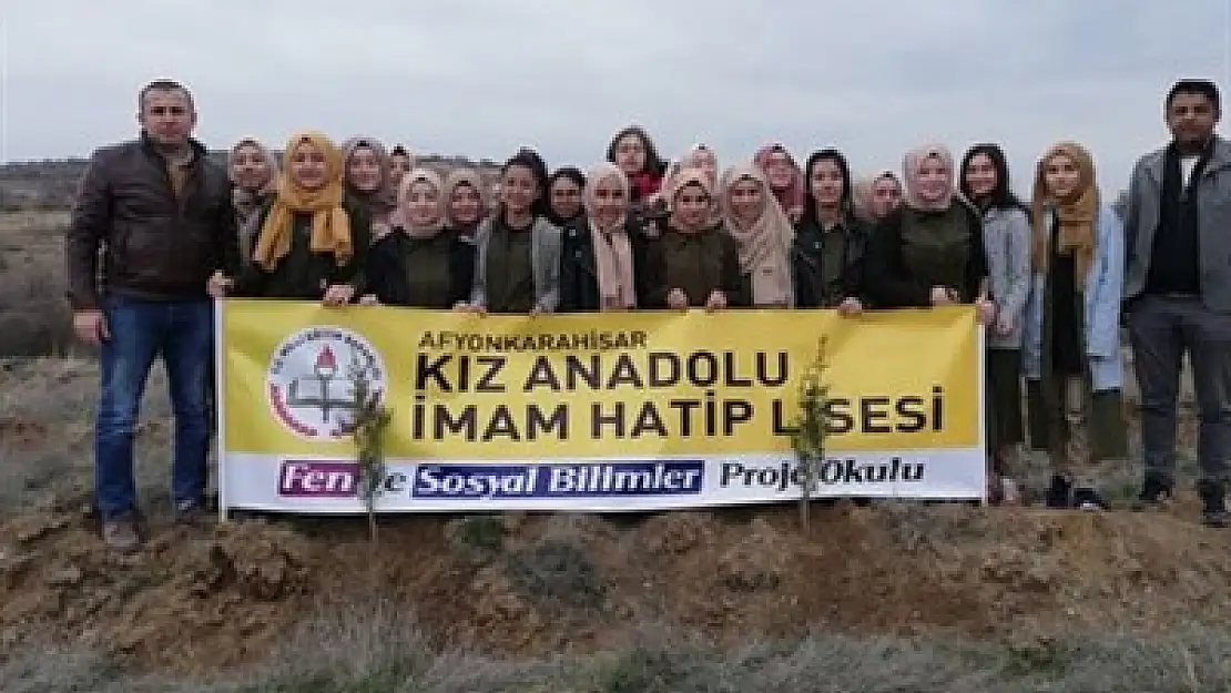 İmam Hatipli öğrenciler fidan dikti