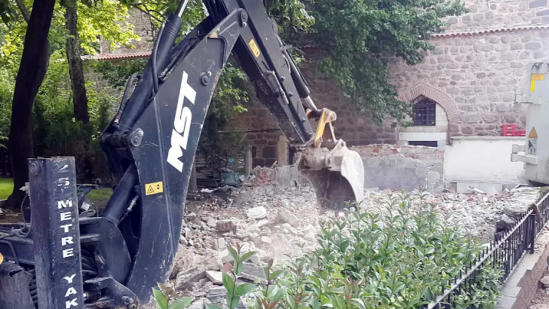 İmaret Camii eski tuvaletleri yıkıldı