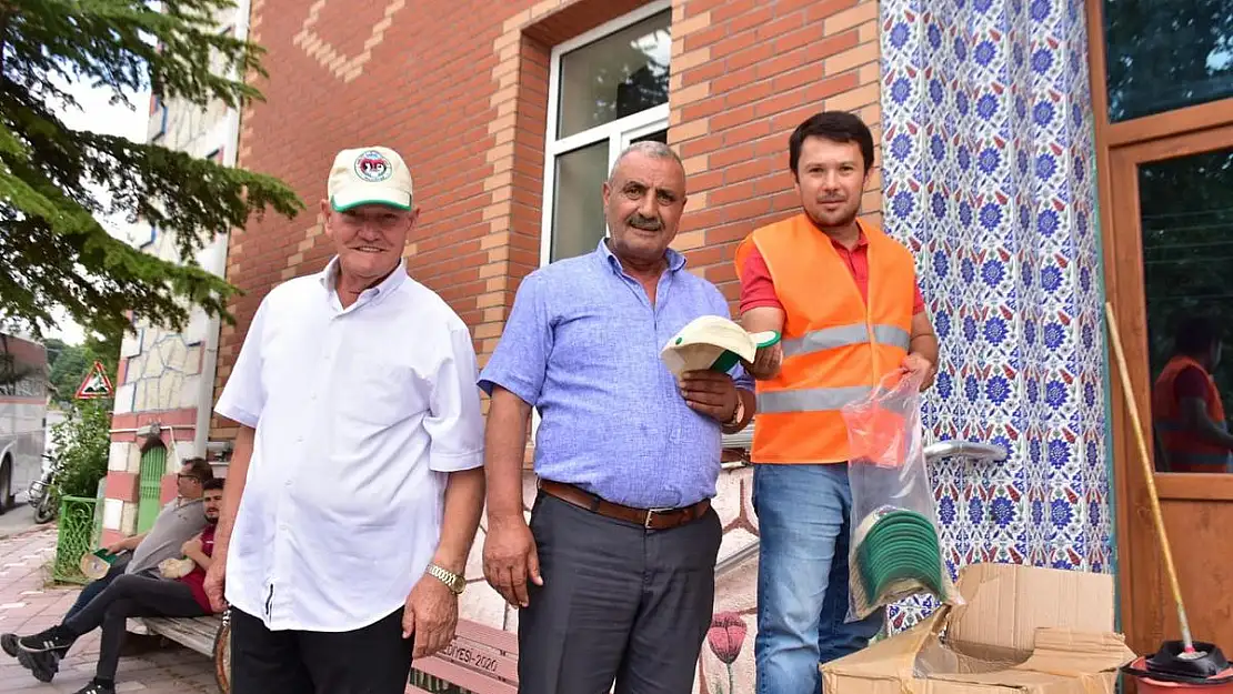 İnönü Belediyesi ilçe genelinde vatandaşlara şapka dağıttı