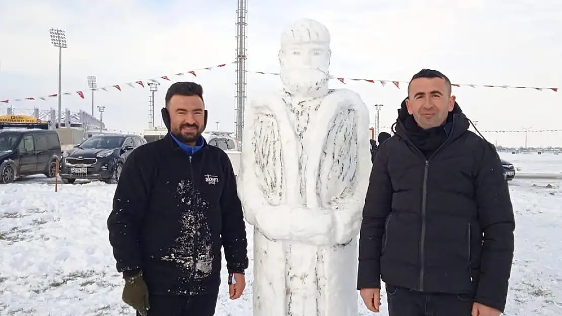 İnşaat işçisi kardeşler Ertuğrul Gazi'nin kardan adamını yaptı