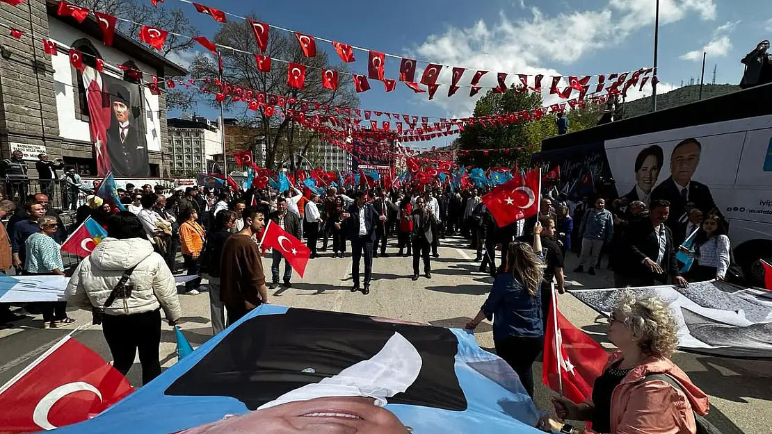 İYİ Partililer 'Başbakan Meral' sloganlarıyla yürüdü