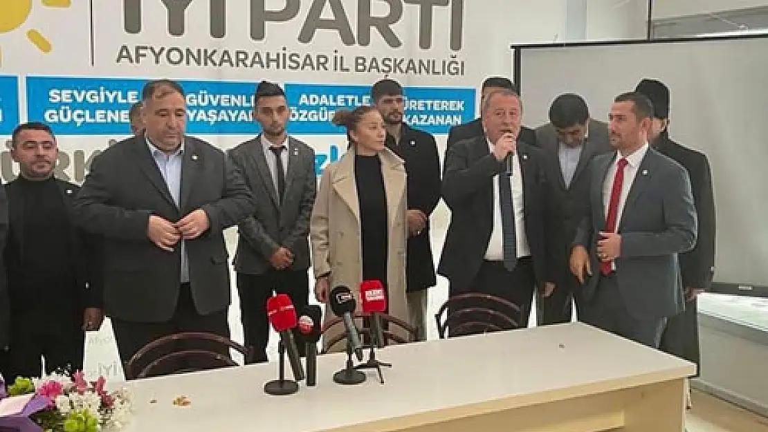 İYİ Parti'ye katılanlara rozet takıldı