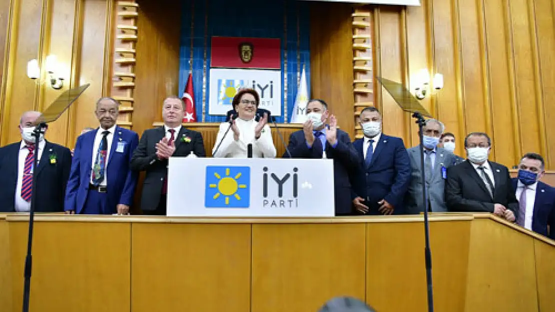 İYİ Parti'ye katıldılar, rozetleri Akşener taktı