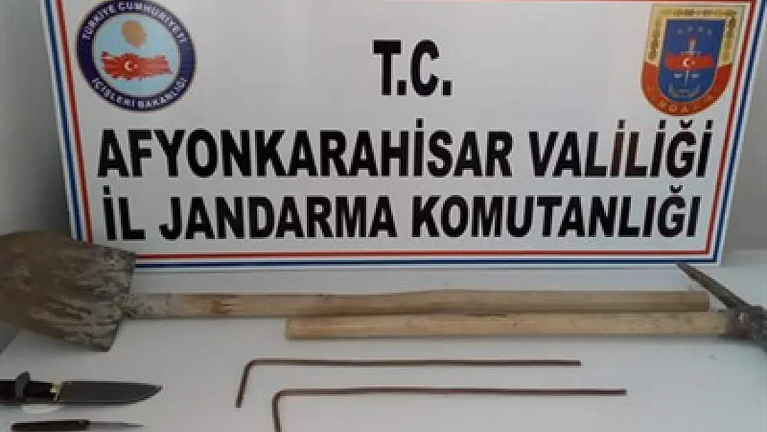 İzinsiz kazı yaparken Jandarma'ya yakalandılar