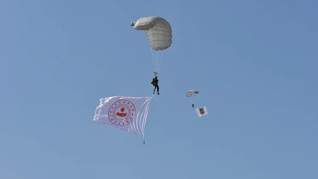 Jandarma ve TSK'dan nefes kesen paraşüt gösterisi