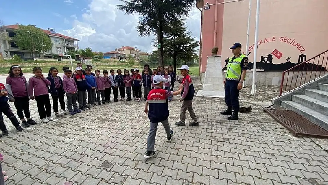 Jandarmadan ilk ve ortaokul çocuklarına yönelik güvenli trafik eğitimi