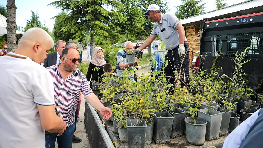 Kabir ziyareti için mezarlığa gelen vatandaşlara ücretsiz gül fidanı ve çiçek