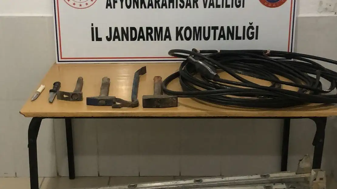 Kablo hırsızları jandarmadan kaçamadı