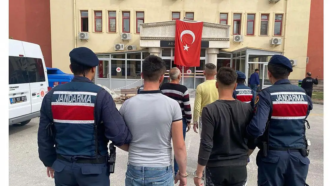 Kaçak kazı yapan 3 kişiyi jandarma suçüstü yaptı