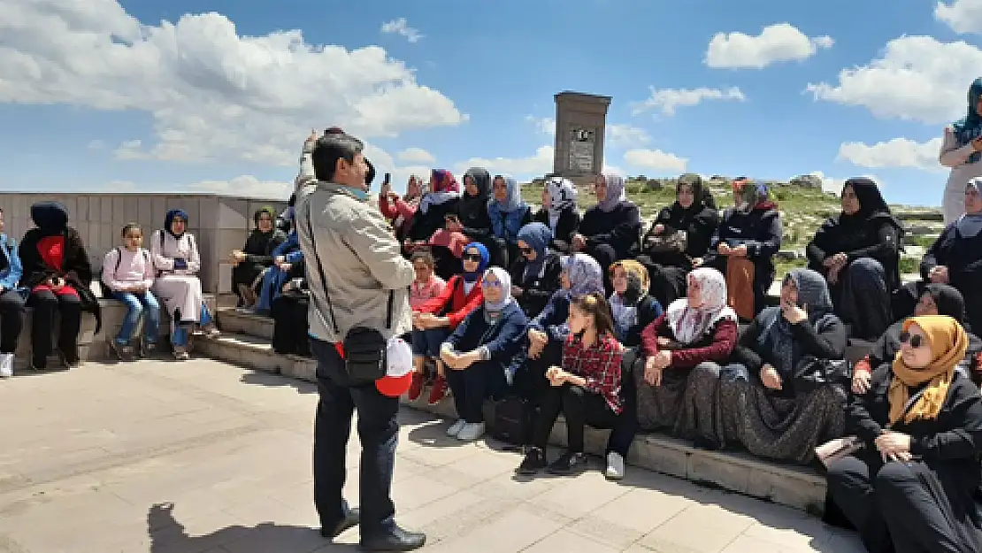 Kadınlar “Türk Tarihi”ni öğreniyor