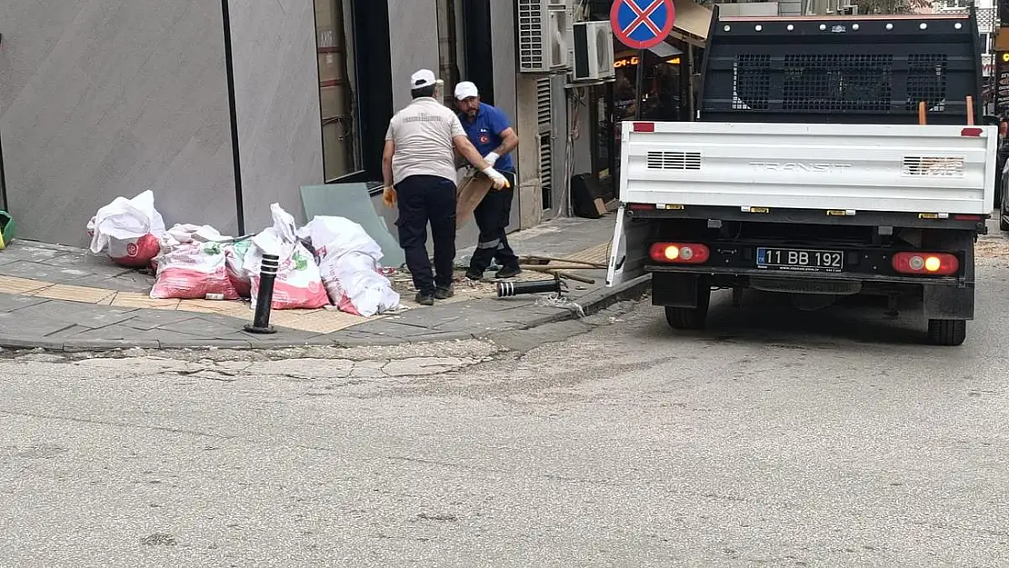 Kaldırım Üzerinde 15 Gündür Bekleyen İnşaat Atıkları Toplandı