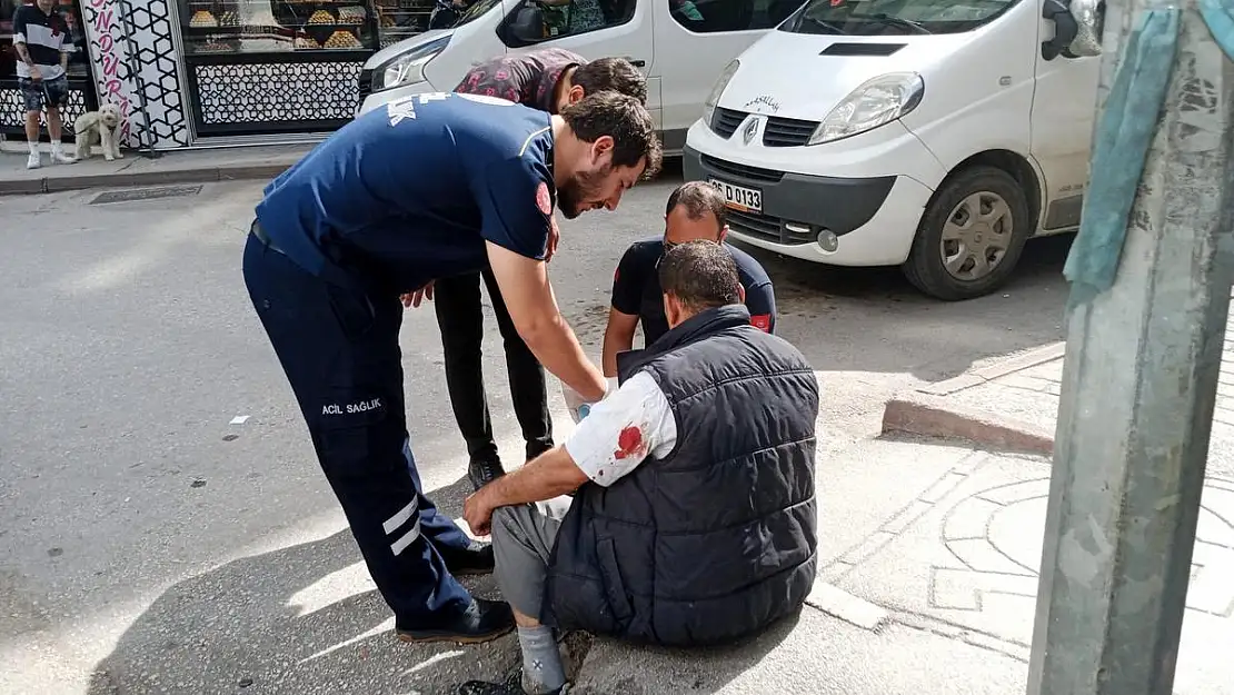 Kaldırımdan düşerek hafif yaralanan adam ilk yardım yapılmasını kabul etmedi