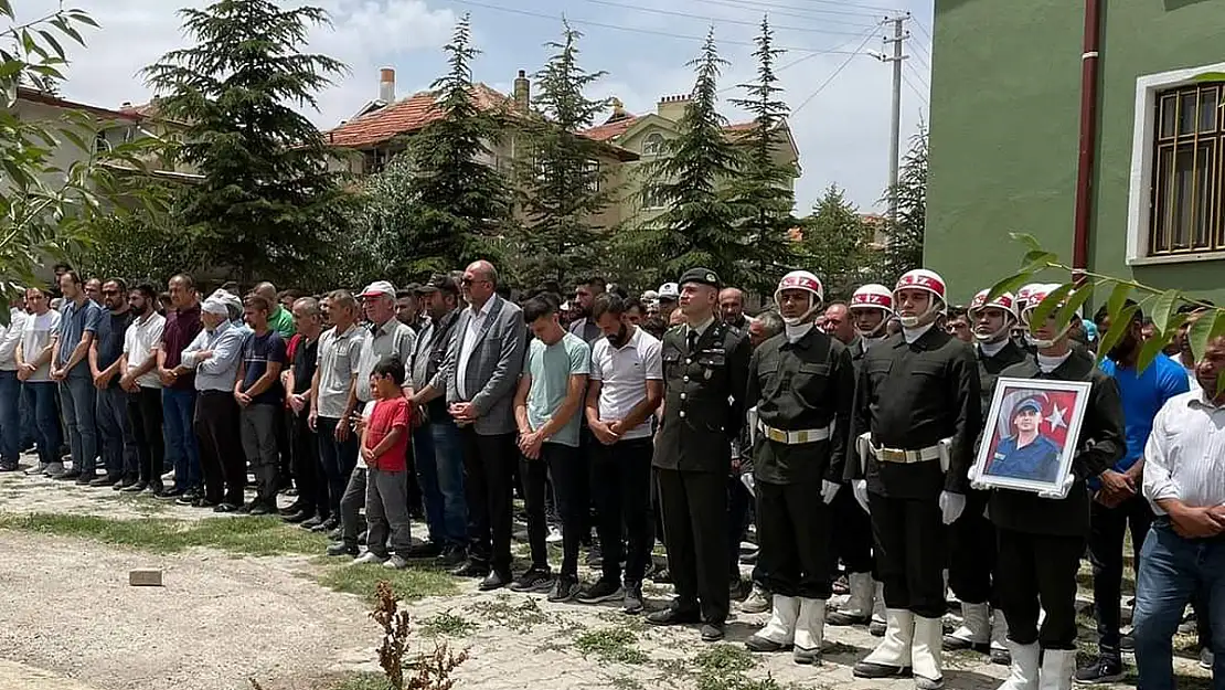 Kalp Krizi Geçiren Sözleşmeli Er Askeri Törenle Toprağa Verildi