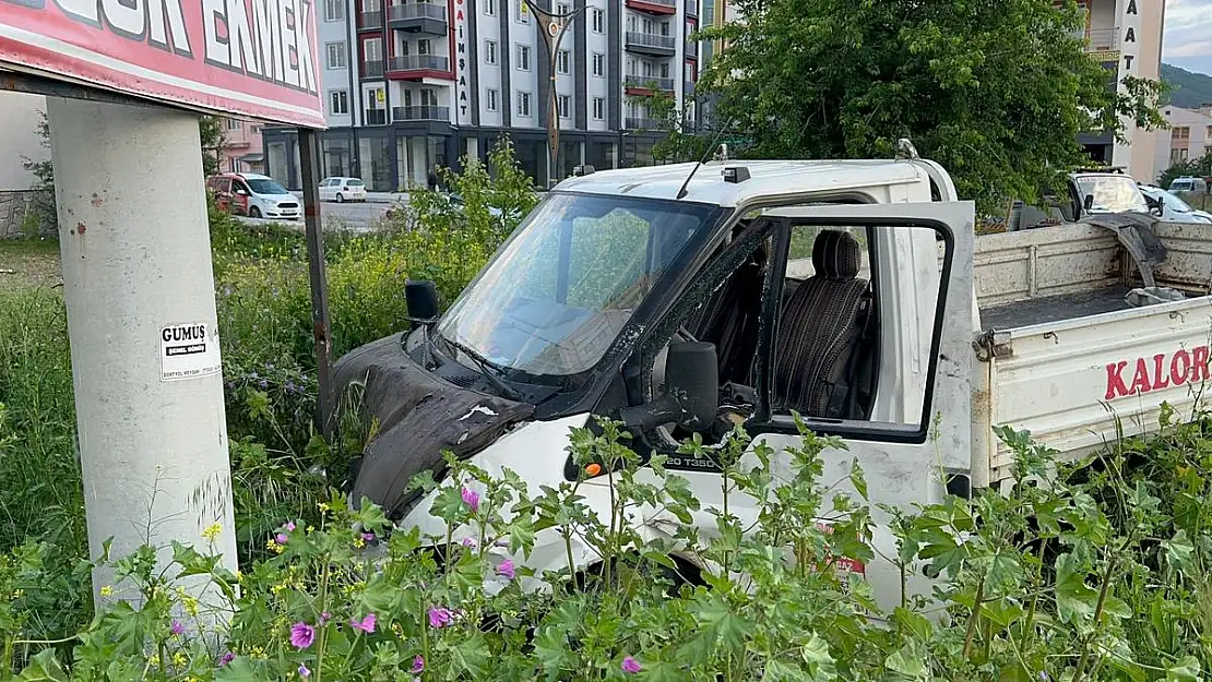 Kamyonet ile otomobilin çarpıştığı kazada 1 kişi öldü, 4 kişi yaralandı