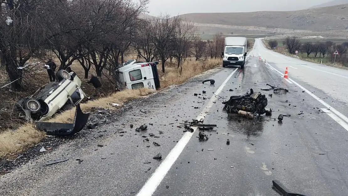 Kamyonetle çarpışan otomobil takla attı: 2 ölü, 2 yaralı