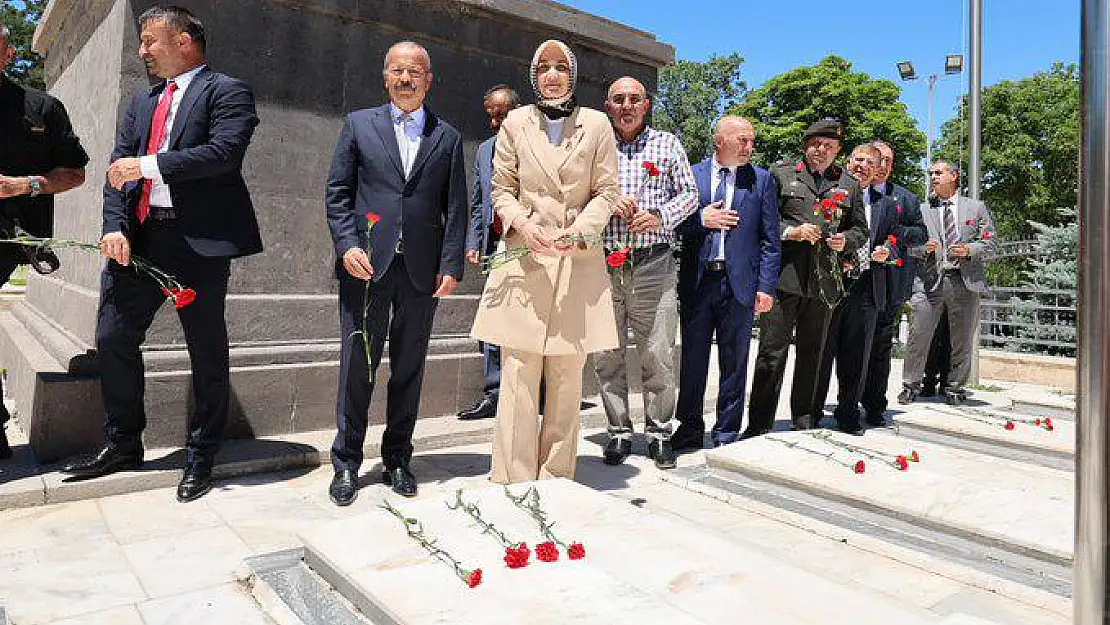 Karanfil Bıraktılar, Rahmet Ve Dualarla Andılar