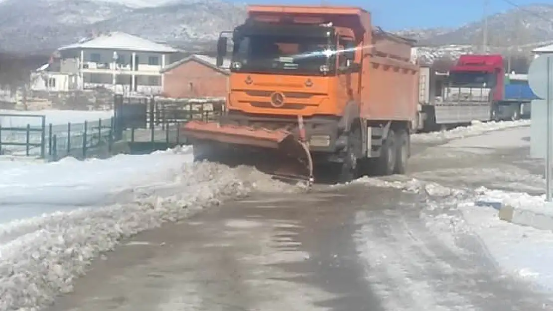 Karayolları ekipleri şehir bağlantı yollarında kar temizliğine devam ediyor