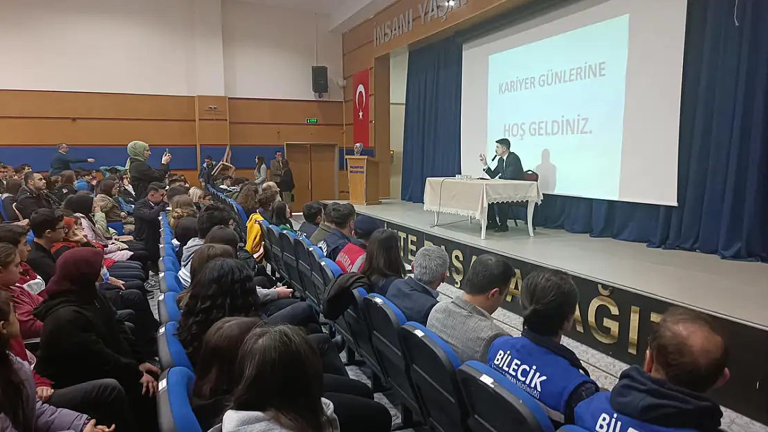 Kariyer Günleri’nde Gençler Meslekler Hakkında Bilgilendiriliyor