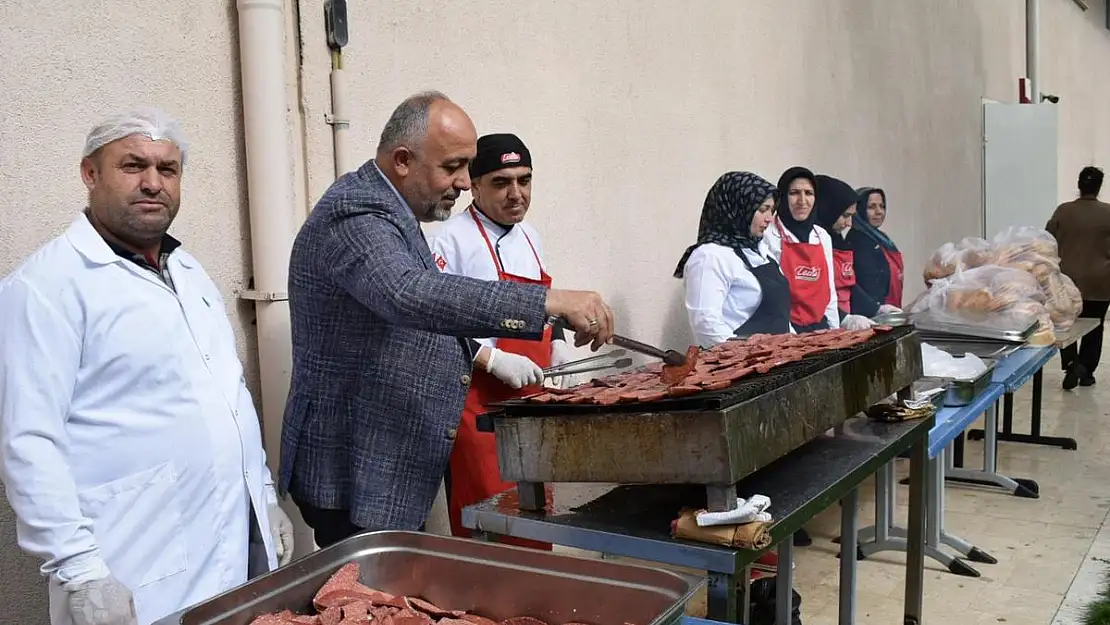 Kasapoğlu mezunlara sucuk ikram etti