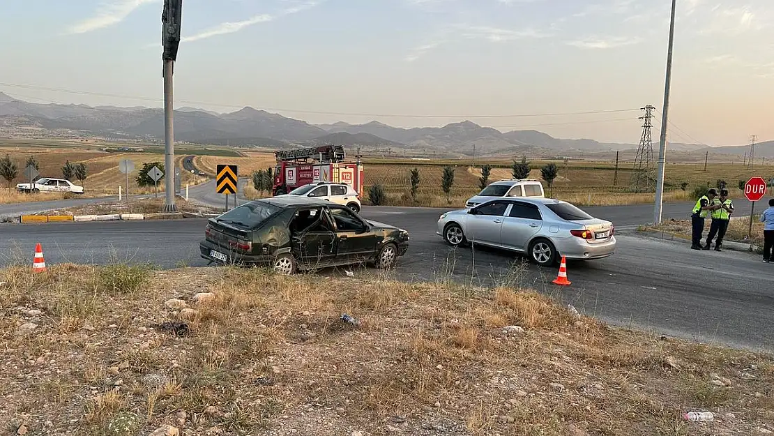 Kavşakta devrilen otomobilde 4 kişi yaralandı