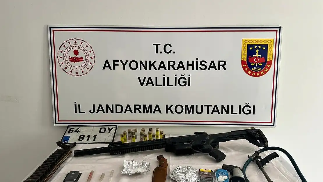 Kaza ihbarına giden jandarma uyuşturucu ve ruhsatsız silah ele geçirdi