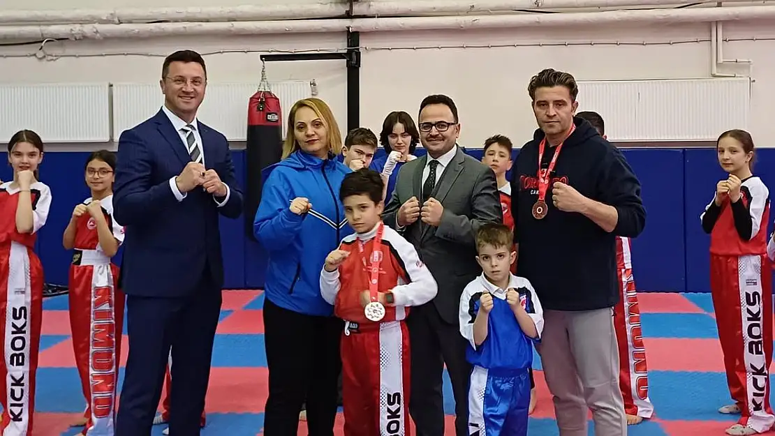 Kick Boks Şampiyonası’ndan Derece İle Dönen Baba Oğula Kaymakam Hakan Alkan’dan Ödül