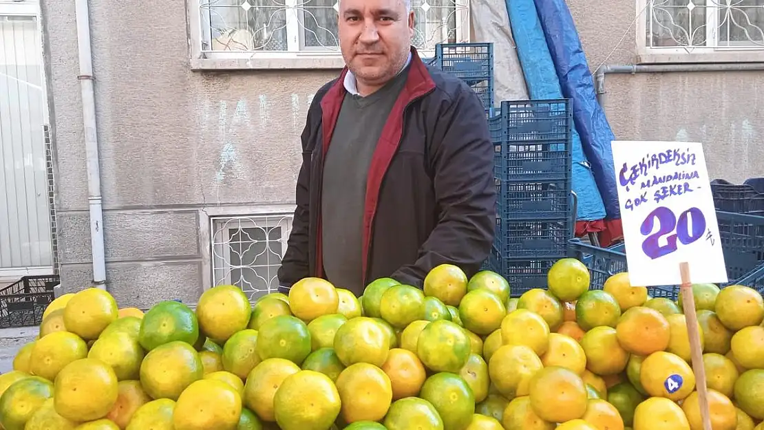 Kış günlerinin vazgeçilmez meyvesi mandalina tezgahlarda