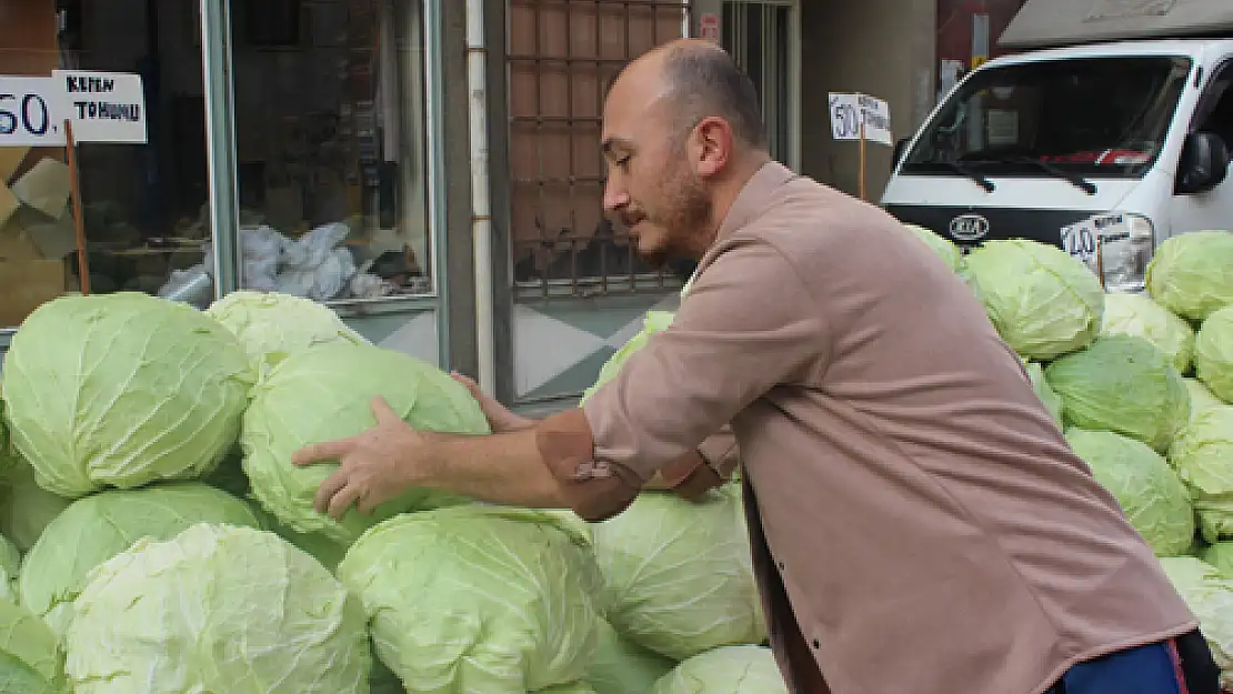 Kış mevsiminin favori sebzesi lahana tezgâhlarda yerini aldı